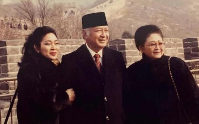 Potret lawas Titiek Soeharto bersama kedua orang tuanya, Presiden ke-2 RI Soeharto dan Ibu Tien Soeharto. [Instagram @titieksoeharto]